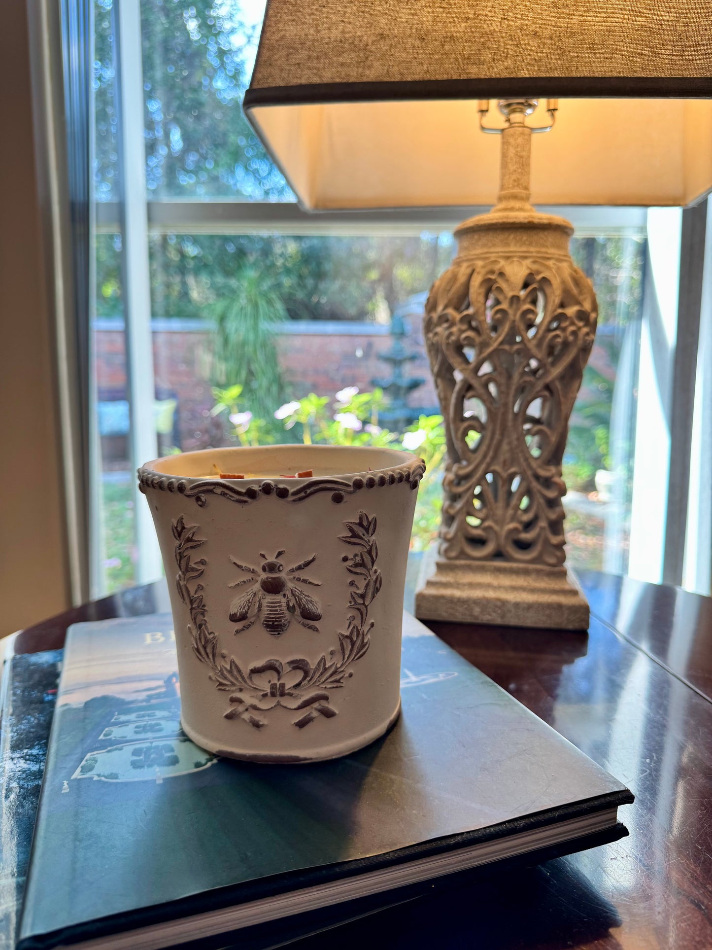 Large Bee Crest in Crest Candle